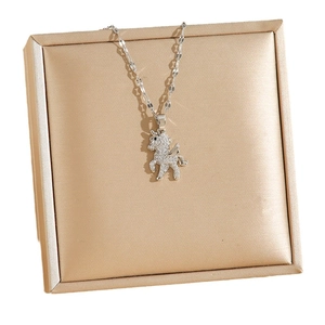Collana con unicorno scintillante con cristalli bianchi su scatola regalo champagne