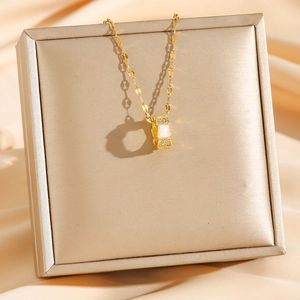 18K vergoldete Schlangenkette mit Zylinderanhänger aus Muschel und feiner Diamantverzierung