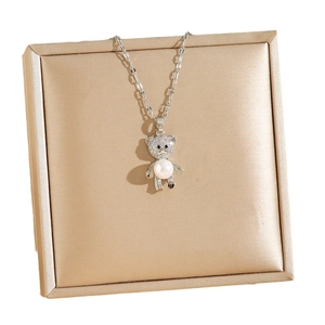 Collier pendentif ours scintillant avec pavé de zircons et perle sur chaîne argentée