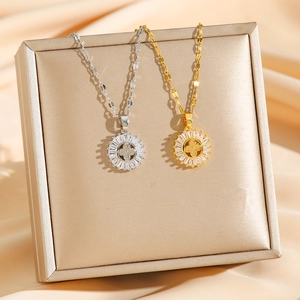 Collane a quadrifoglio con zirconi scintillanti in finitura oro e argento lucido