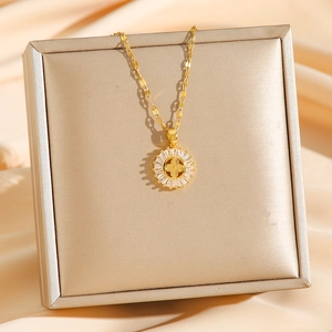 Collana di lusso con ciondolo quadrifoglio dorato e zirconi in confezione regalo
