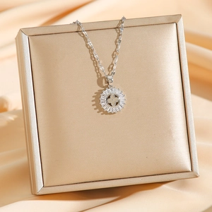 Collana con quadrifoglio in argento e zirconi su elegante portagioie di lusso