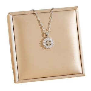 Elegante collana con ciondolo a quadrifoglio color argento e zirconi in una scatola