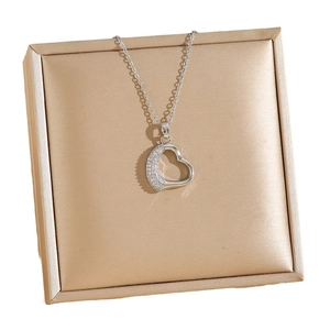 Collana con ciondolo a cuore in acciaio al titanio con zirconi su scatola regalo