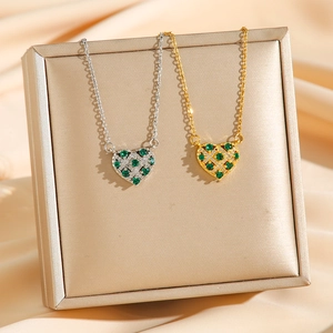 Collier Pendentif Cœur Acier Titane Avec Zircon Vert Design Creux Treillis Bijoux Mode Luxe Pour Femmes