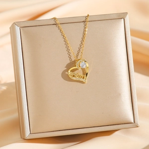 Collier cœur doré avec gravure Mom et cristal de zircon dans un coffret cadeau