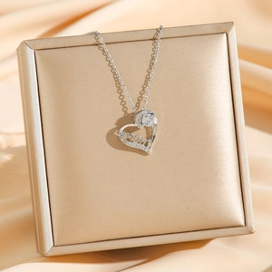 Collier cœur Mom en argent avec pendentif zircon sur une boîte cadeau en satin