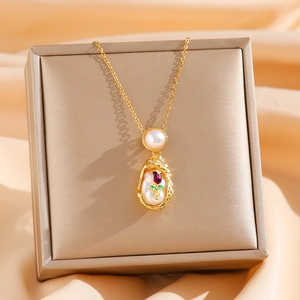 Collana tulipano in perla barocca con motivi floreali viola su catena in titanio dorato