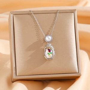 Collana tulipano perla barocca con ciondolo rosa rossa in telaio in acciaio titanio