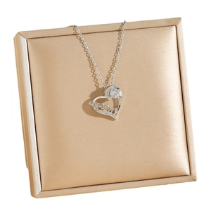 Collier cœur argenté avec lettrage « Mom » et cristal sur une boîte à bijoux