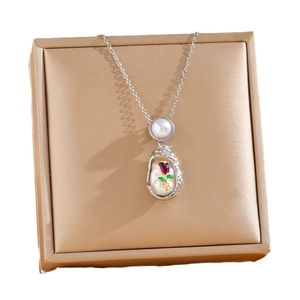 Collana tulipano in perla barocca con motivo rosa su scatola d'oro, gioiello elegante