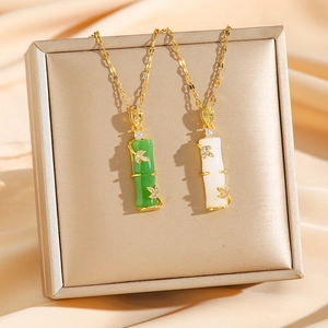 Collier avec pendentif bambou en jade vert et blanc sur une fine chaîne dorée