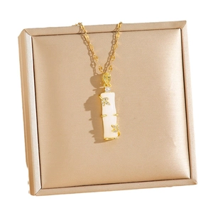 Collier élégant en acier titane doré avec pendentif bambou blanc et feuilles dorées