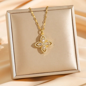 Luxurious gold four-leaf clover pendant necklace with micro-set sparkling zircons