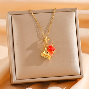 Goldene Halskette mit Stern und Bären-Anhänger auf elegantem Seidenstoff Hintergrund