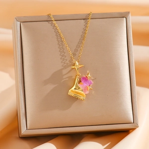 Vergoldete Bären-Halskette mit rosa-violettem Anhänger auf luxuriösem Satinhintergrund