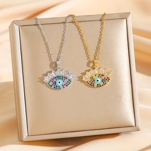 Colliers œil protecteur en or et argent avec zircons colorés sur boîte à bijoux