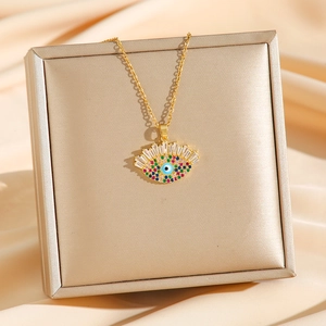 Collier vintage œil protecteur plaqué or avec zircons colorés sur un coffret cadeau