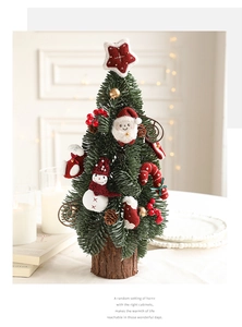 Mini albero di Natale da tavolo con bacche rosse, pigne e base in legno rustico