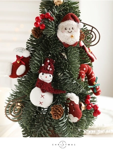 Vista macro dettagliata di decorazioni natalizie in feltro fatte a mano sull'albero