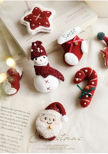 Dettaglio di decorazioni natalizie in feltro con Babbo Natale, pupazzo di neve e stelle
