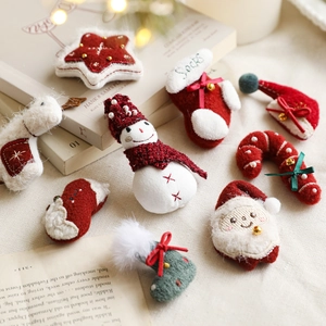 Set di ornamenti natalizi in feltro con Babbo Natale e renne su sfondo vintage