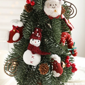 Decorazioni natalizie in feltro rosso e bianco con pupazzo di neve e Babbo Natale