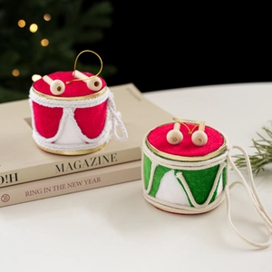 Rote und grüne Weihnachtstrommel-Anhänger mit Goldrand und kleinen Holztrommelschlägeln