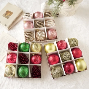 Kit de boules de Noël avec finitions pailletées et mates sur fond en peluche blanche