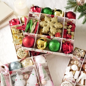 Set de décorations de Noël avec boules et étoiles colorées dans un coffret cadeau