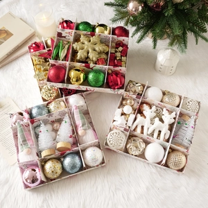 Set de boules de Noël avec flocons pailletés et gnomes dans une boîte cadeau festive