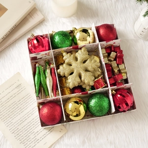 Boules de Noël assorties dans une boîte cadeau renne blanche sur un tapis en peluche