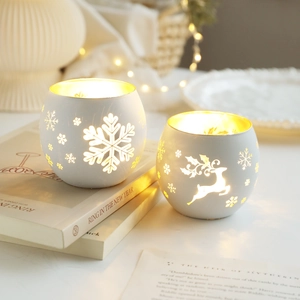 Bougeoirs nordiques en céramique blanche avec découpes de flocon et de renne pour Noël