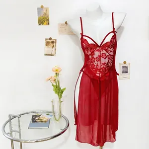 Détail de la nuisette sexy en dentelle florale rouge avec fente sur un mannequin de couture