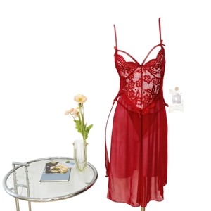 Nuisette sexy en dentelle rouge foncé et mesh avec design floral et coupe courte
