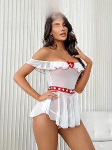 Dettaglio del costume da infermiera in mesh bianco con volant rossi ed emblema della croce
