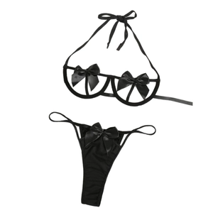 Conjunto de lencería sexy negra con sujetador calado de lazos y tanga a juego en blanco