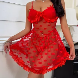Dettaglio di lingerie in rete rossa con applicazioni a cuore 3D e pizzo