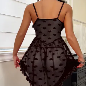 Dettaglio intimo in rete nera con motivo a cuori, design senza schiena e volant