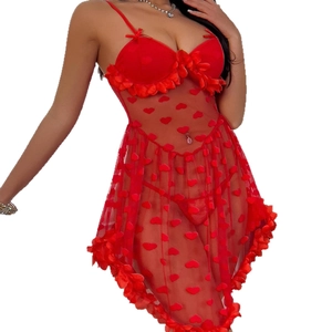 Set sottoveste sexy in rete rossa con cuori di velluto e lingerie coordinata da donna