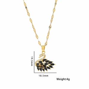 Élégant collier cygne plaqué or avec pierres noires et cristaux de zircon blancs