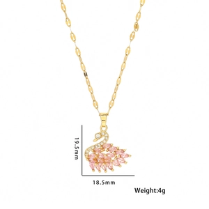 Collier cygne doré élégant avec ailes en cristal rose et pavé de zircons brillants