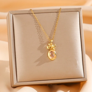 Chic collier doré avec pendentif ours mignon et zircon rose sur fond de soie premium