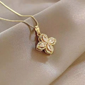 Collier en acier titane doré avec pendentif fleur rotative et cristaux de zircon