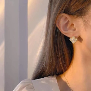 Boucles d'oreilles trèfle en acier titane doré avec zircon brillant pour femme élégante