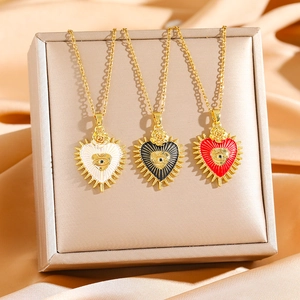 Lot de colliers gothiques cœur avec œil de démon et roses dorées en rouge noir blanc