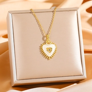 Collier cœur doré avec œil de démon en émail blanc et rose dans un coffret cadeau chic