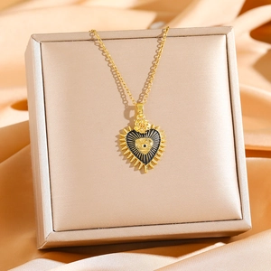 Collier coeur doré gothique avec symbole de l'œil bleu et pendentif rose en 3D