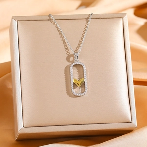 Collana elegante con ciondolo a cuore in oro e zirconi su seta color champagne