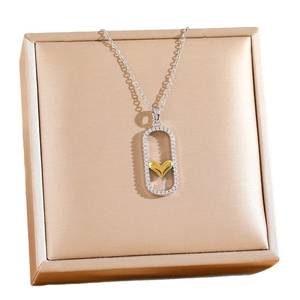 Collana di lusso con pendente a cuore e micro-zirconi in una scatola regalo pregiata